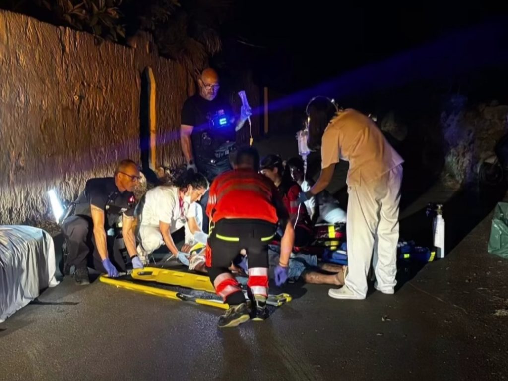 El conductor, siendo atendido (Foto: Policia Local de Ciutadella)