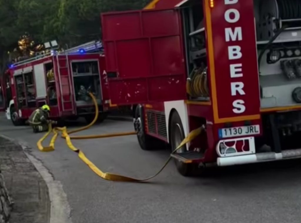 Un momento de la actuación de los bomberos (Fotos: Policía Local de Ciutadella)