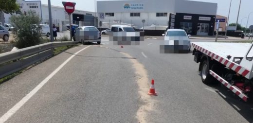 Imagen del coche y el lugar del accidente (Foto: Policia Local de Ciutadella)