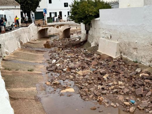 (Fotos y vídeo) Es Mercadal intenta recuperarse tras el caos provocado por el temporal