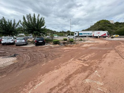 (Fotos) Las consecuencias del temporal: retiran coches dañados del parking de Es Molí d’es Racó