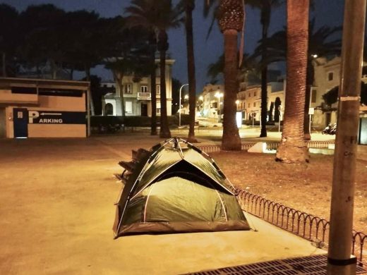 (Fotos) Acampada en s’Esplanada: continúa la tendencia de pernoctar en espacios públicos de Menorca