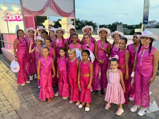 (Fotos) Sant Lluís se llena de color y diversión con su desfile de carrozas