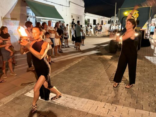 (Fotos) Sant Lluís se llena de color y diversión con su desfile de carrozas