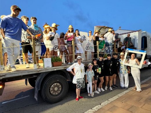 (Fotos) Sant Lluís se llena de color y diversión con su desfile de carrozas