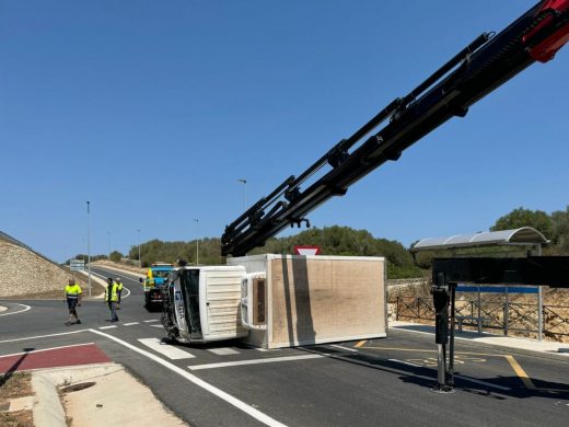 (Fotos) Accidente en La Argentina: un camión se desprende de la grúa que lo transportaba