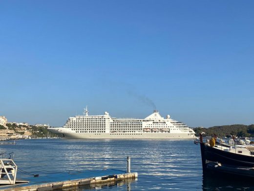 (Fotos) El elegante crucero Silver Moon hace escala en Maó durante su ruta por el Mediterráneo