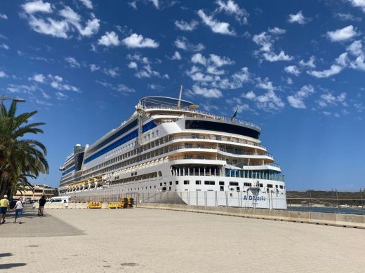 (Fotos) El crucero de lujo AIDAstella atraca en el puerto de Maó