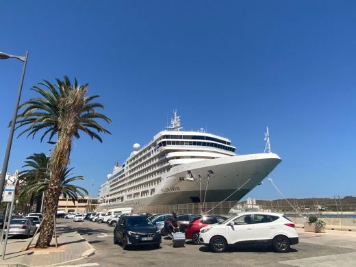 (Fotos) El elegante crucero Silver Moon hace escala en Maó durante su ruta por el Mediterráneo