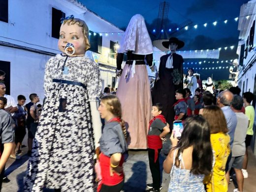 (Fotos) Sant Lluís se llena de color y diversión con su desfile de carrozas