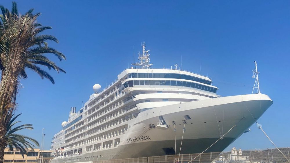 El exclusivo crucero Silver Moon atraca en Maó antes de partir hacia Palma