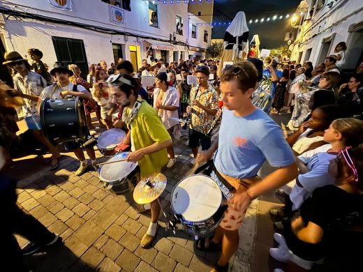 (Fotos) Sant Lluís se llena de color y diversión con su desfile de carrozas