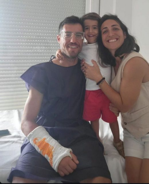 Albert Torres junto a su familia tras la operación.