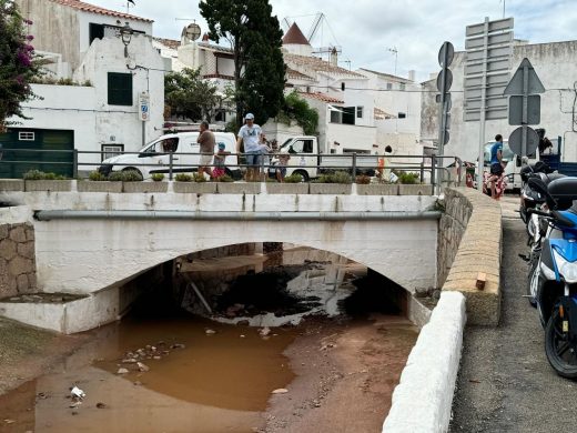 (Fotos y vídeo) Es Mercadal intenta recuperarse tras el caos provocado por el temporal