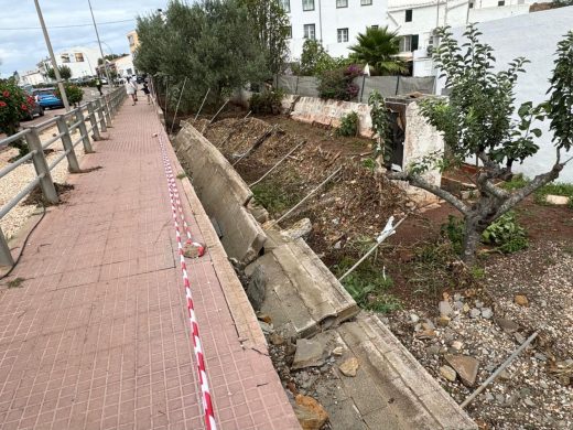 (Fotos) Las consecuencias del temporal: retiran coches dañados del parking de Es Molí d’es Racó