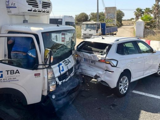 (Fotos) Accidente en la Me-1 a la altura de Alcaidús