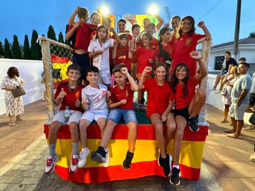 (Fotos) Sant Lluís se llena de color y diversión con su desfile de carrozas