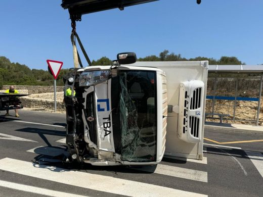 (Fotos) Accidente en La Argentina: un camión se desprende de la grúa que lo transportaba