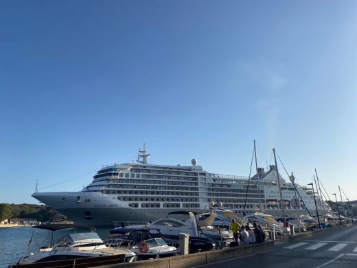 (Fotos) El elegante crucero Silver Moon hace escala en Maó durante su ruta por el Mediterráneo