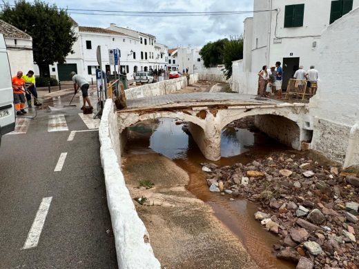 (Fotos y vídeo) Es Mercadal intenta recuperarse tras el caos provocado por el temporal