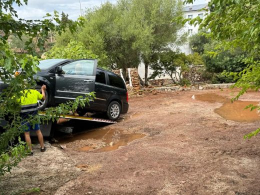 (Fotos) Las consecuencias del temporal: retiran coches dañados del parking de Es Molí d’es Racó