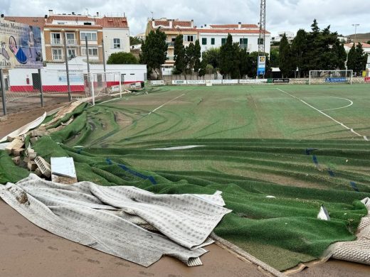 (Fotos) El temporal destroza el césped del Sant Martí