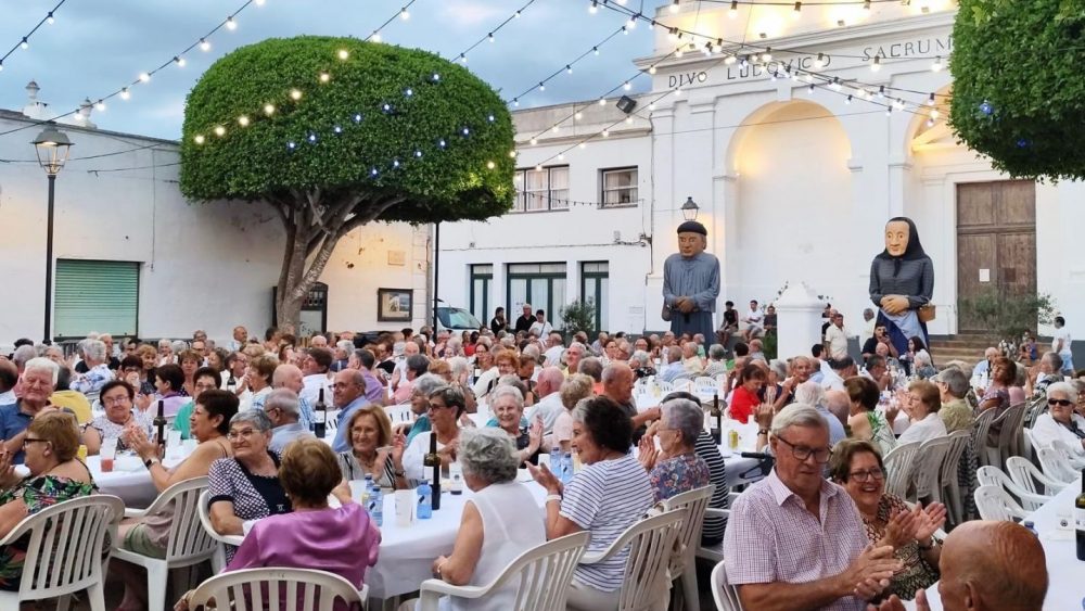 Los gigantes de Llucmaçanes son nombrados socios del club de jubilados en Sant Lluís.