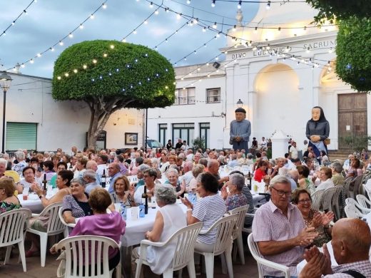 (Fotos y vídeo) L’Avi Perico y s’Àvia Aguedet, nuevos socios del club de jubilados de Sant Lluís