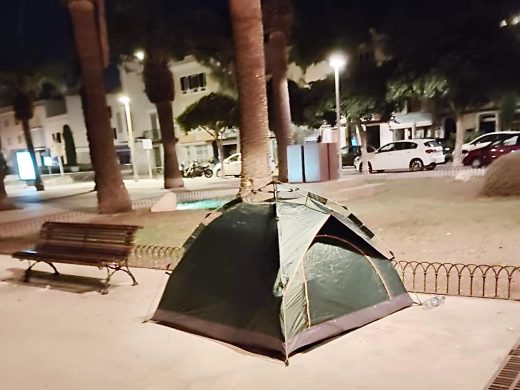 (Fotos) Acampada en s’Esplanada: continúa la tendencia de pernoctar en espacios públicos de Menorca