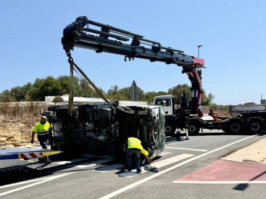 (Fotos) Accidente en La Argentina: un camión se desprende de la grúa que lo transportaba