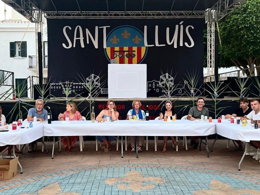 (Fotos y vídeo) L’Avi Perico y s’Àvia Aguedet, nuevos socios del club de jubilados de Sant Lluís