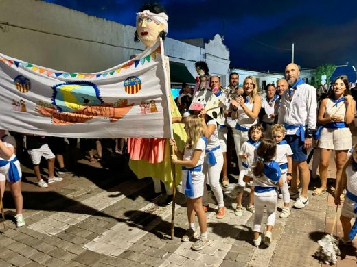 (Fotos) Sant Lluís se llena de color y diversión con su desfile de carrozas