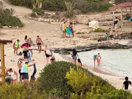 (Fotos) Bañistas desafiaron el mal tiempo en Binibeca, pero la lluvia los hizo correr