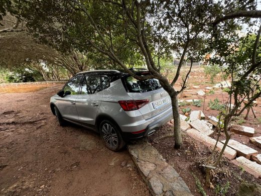 (Fotos) Las consecuencias del temporal: retiran coches dañados del parking de Es Molí d’es Racó