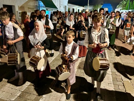 (Fotos) Sant Lluís se llena de color y diversión con su desfile de carrozas