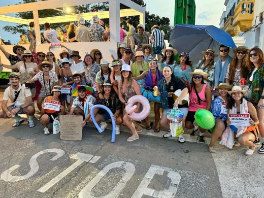 (Fotos) Sant Lluís se llena de color y diversión con su desfile de carrozas