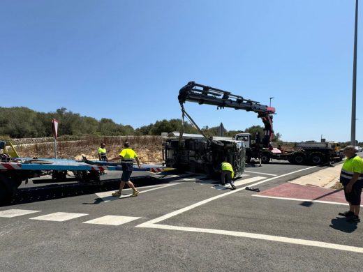 (Fotos) Accidente en La Argentina: un camión se desprende de la grúa que lo transportaba