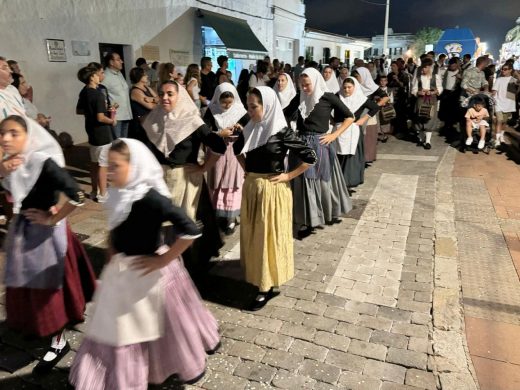 (Fotos) Sant Lluís se llena de color y diversión con su desfile de carrozas