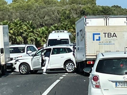 (Fotos) Accidente en la Me-1 a la altura de Alcaidús