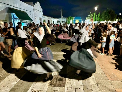 (Fotos) Sant Lluís se llena de color y diversión con su desfile de carrozas