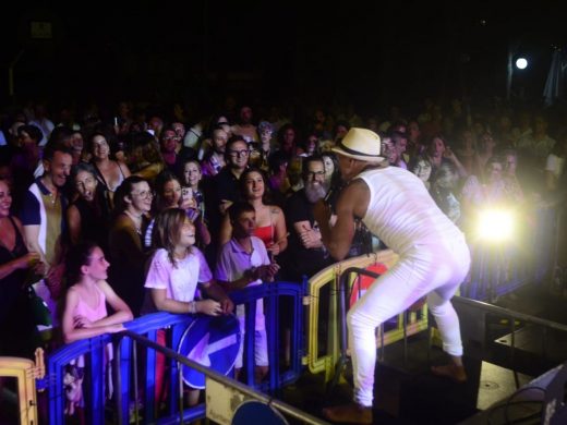 (Fotos) The Binigaus Band anima la noche de Sant Llorenç con música y fuegos artificiales