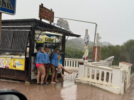 (Fotos) Bañistas desafiaron el mal tiempo en Binibeca, pero la lluvia los hizo correr