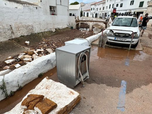 (Fotos y vídeo) Es Mercadal intenta recuperarse tras el caos provocado por el temporal