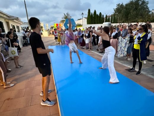 (Fotos) Sant Lluís se llena de color y diversión con su desfile de carrozas