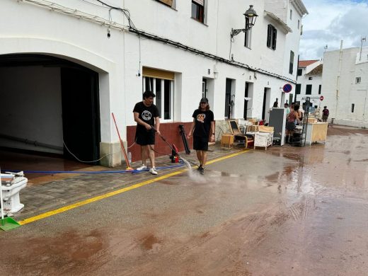 (Fotos y vídeo) Es Mercadal intenta recuperarse tras el caos provocado por el temporal