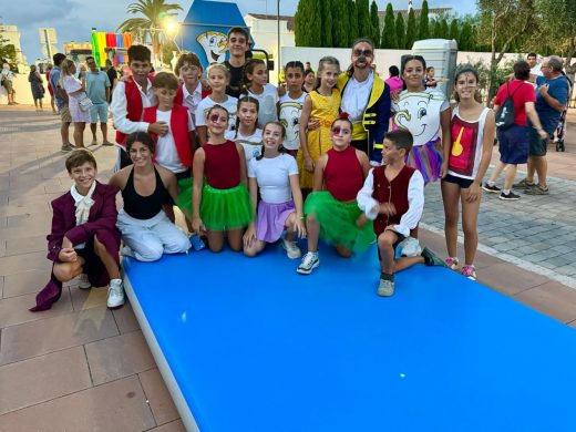 (Fotos) Sant Lluís se llena de color y diversión con su desfile de carrozas