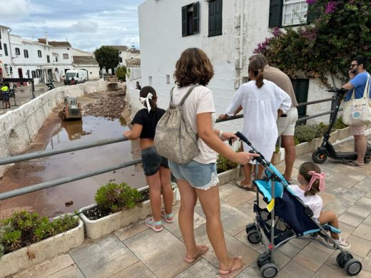 (Fotos y vídeo) Es Mercadal intenta recuperarse tras el caos provocado por el temporal