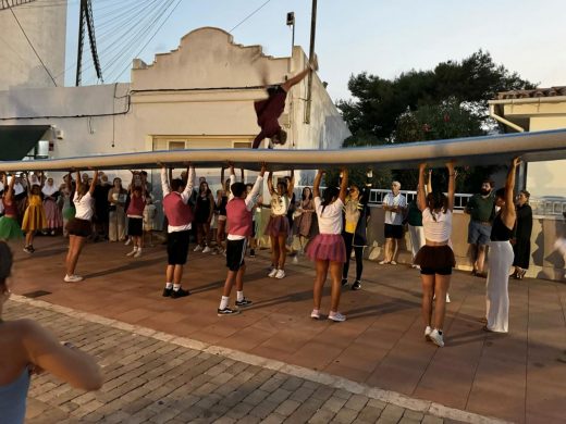 (Fotos) Sant Lluís se llena de color y diversión con su desfile de carrozas