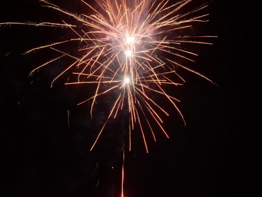 (Fotos) The Binigaus Band anima la noche de Sant Llorenç con música y fuegos artificiales