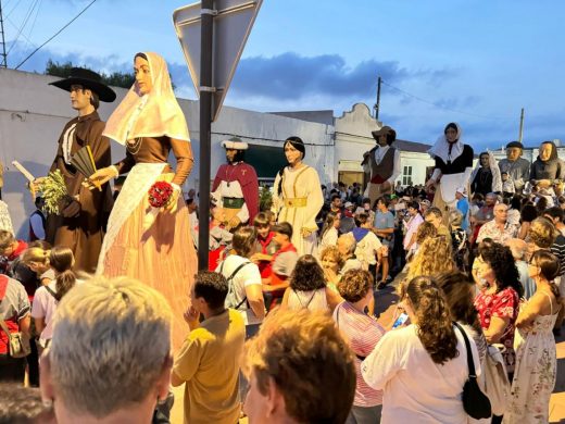 (Fotos) Sant Lluís se llena de color y diversión con su desfile de carrozas